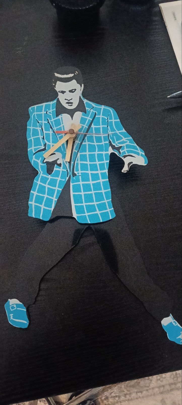 Elvis Presley Kwarts Klok met Zwaaiende Benen - 38 cm, Ophalen, Analoog, Retro, Met slinger
