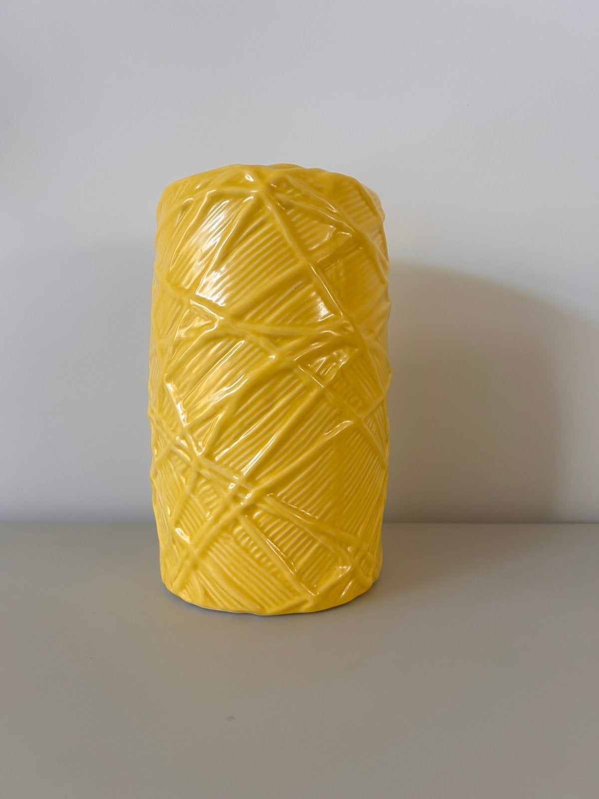 Youniq vaas 19 cm nieuw in doos, Geel, Nieuw, Ophalen of Verzenden, 19 cm