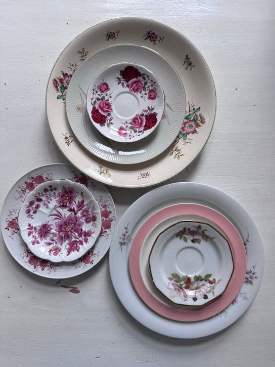Diverse set van 8 roze vintage borden met bloemmotieven, Antiek en Kunst, Ophalen of Verzenden