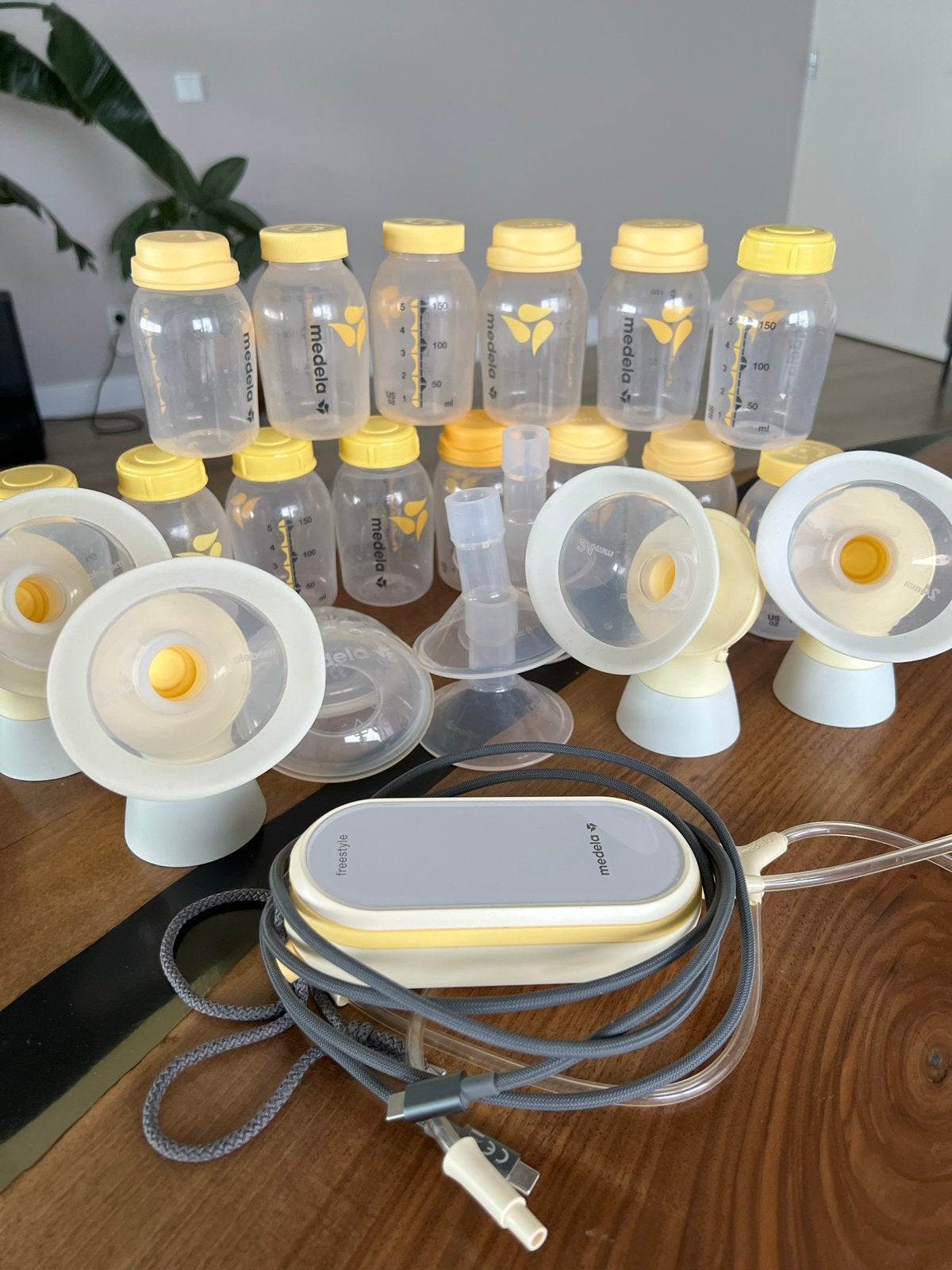 Medela Freestyle Borstkolf met Flessen en Accessoires, Ophalen of Verzenden, Gebruikt