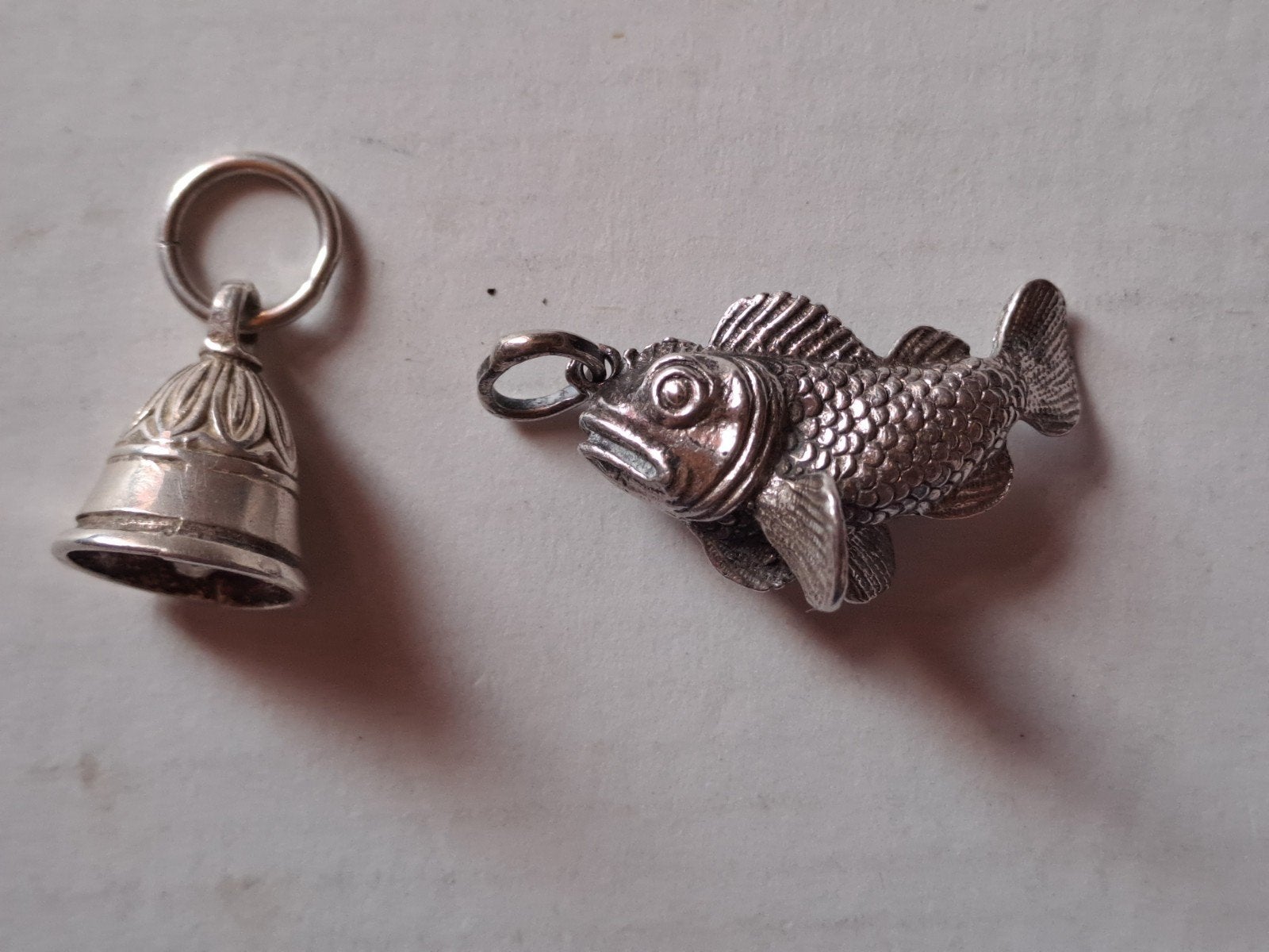 Zilver bedel Vis en bel met klepel, Overige merken, Ophalen of Verzenden, Zo goed als nieuw, 4 bedels of meer
