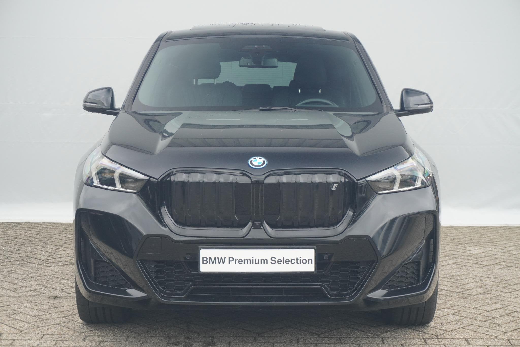 BMW iX1 xDrive30 | M Sportpakket | Panoramadak | Head-Up Dis, Gebruikt, Met garantie (alle), Zwart, Vierwielaandrijving