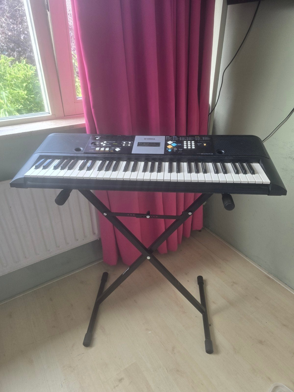 Yamaha PSR-E223 keyboard met standaard, Muziek en Instrumenten, Yamaha, Ophalen of Verzenden, Met standaard, 61 toetsen