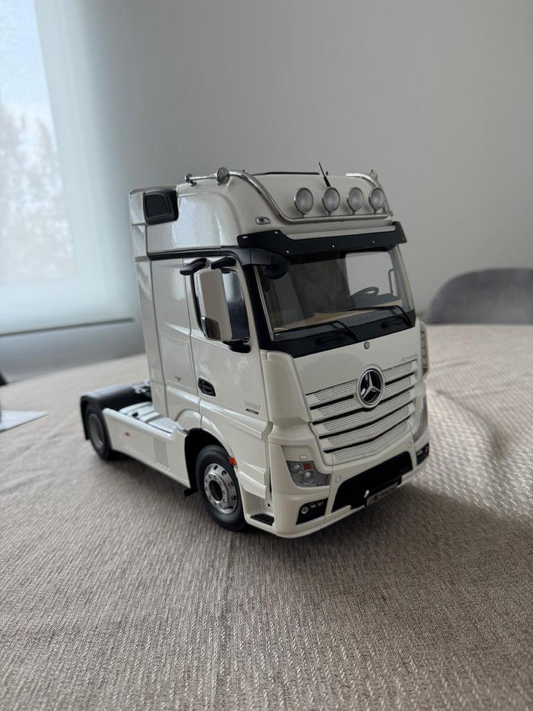 NZG- Mercedes Benz Actros Gigaspace 4x2 Trekker 1/18, Ophalen, Zo goed als nieuw, Overige merken