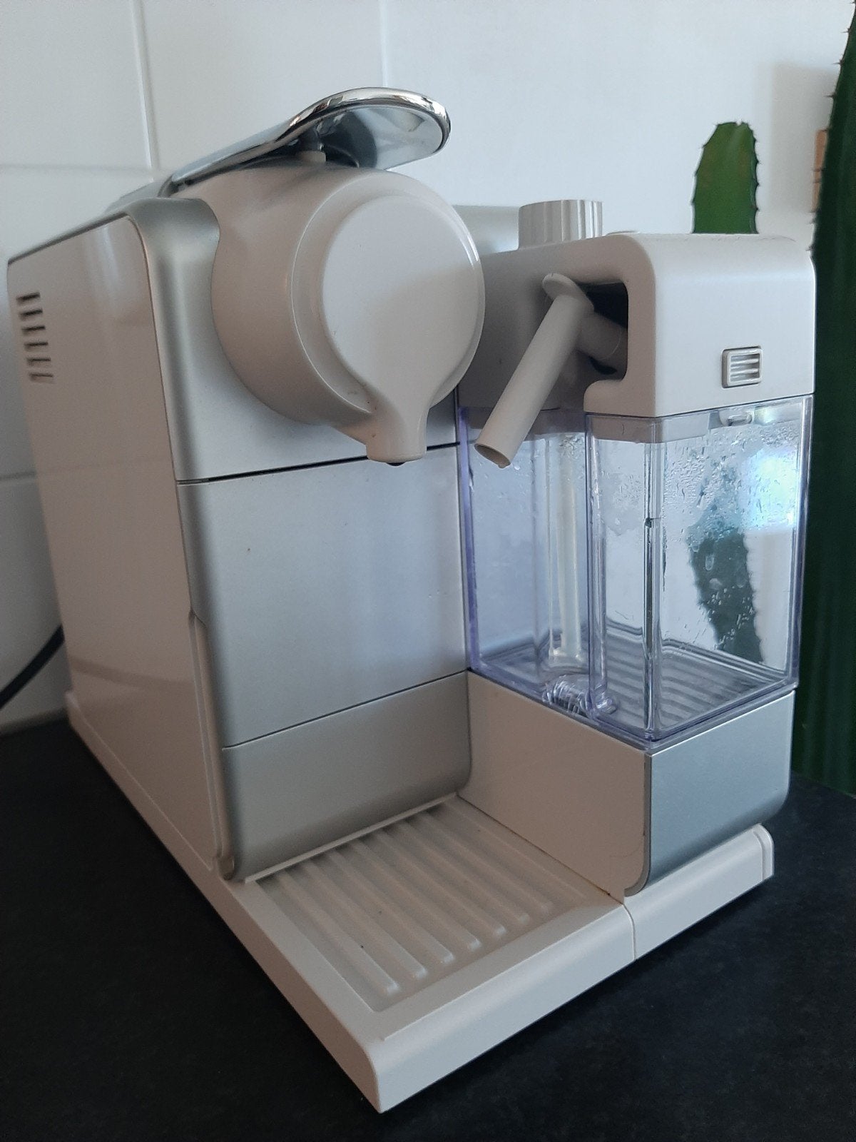 Nespresso De'Longhi Lattissima One - Gebroken wit, Ophalen, Koffiepads en cups, Gebruikt, Espresso apparaat