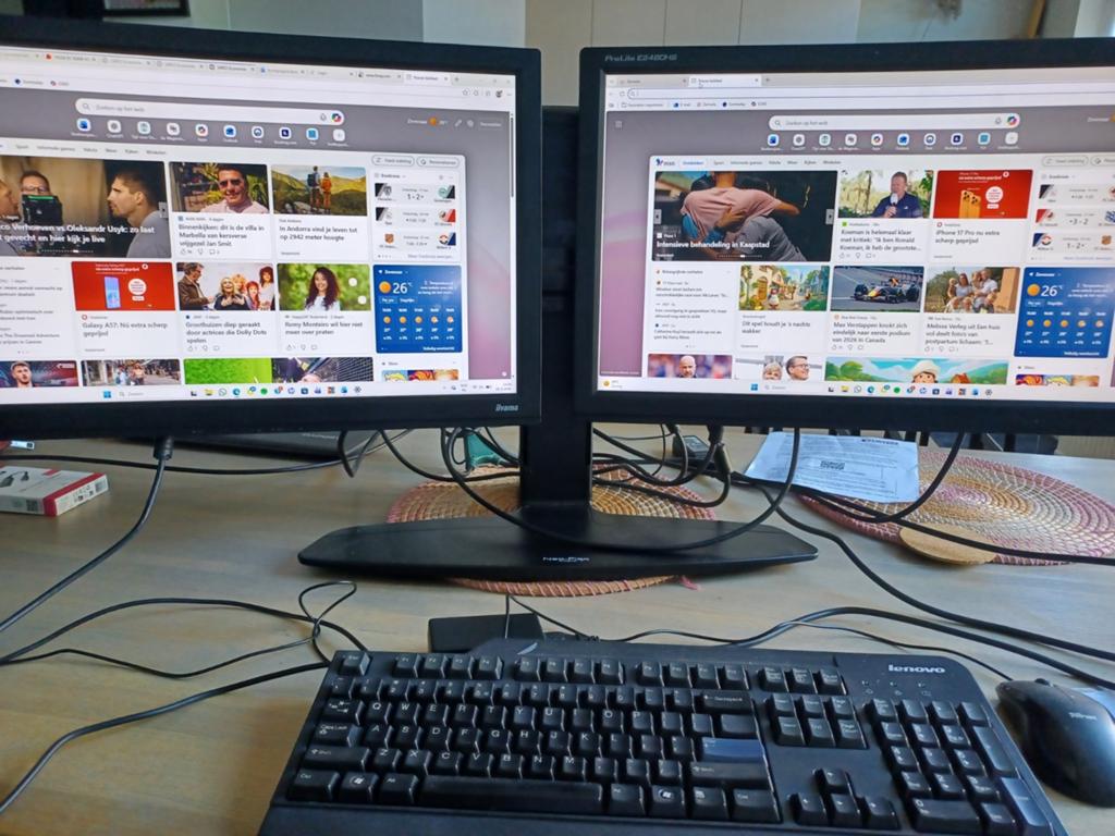 2 Liyama monitoren Ergotron hoog/laag houder, Computers en Software, Monitoren, Gebruikt, Iiyama, Full HD, In hoogte verstelbaar