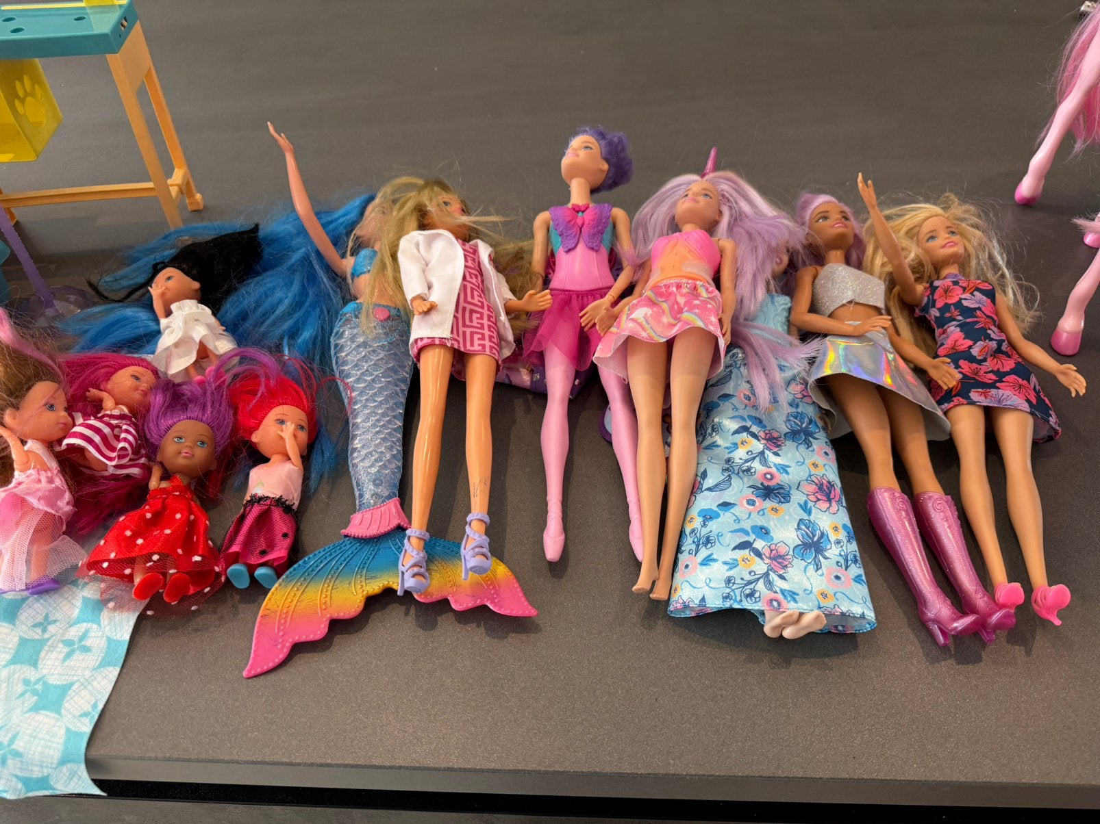 Diverse Barbie’s met Barbie huis, dierenarts en 2 paarden, Ophalen of Verzenden, Gebruikt, Barbie