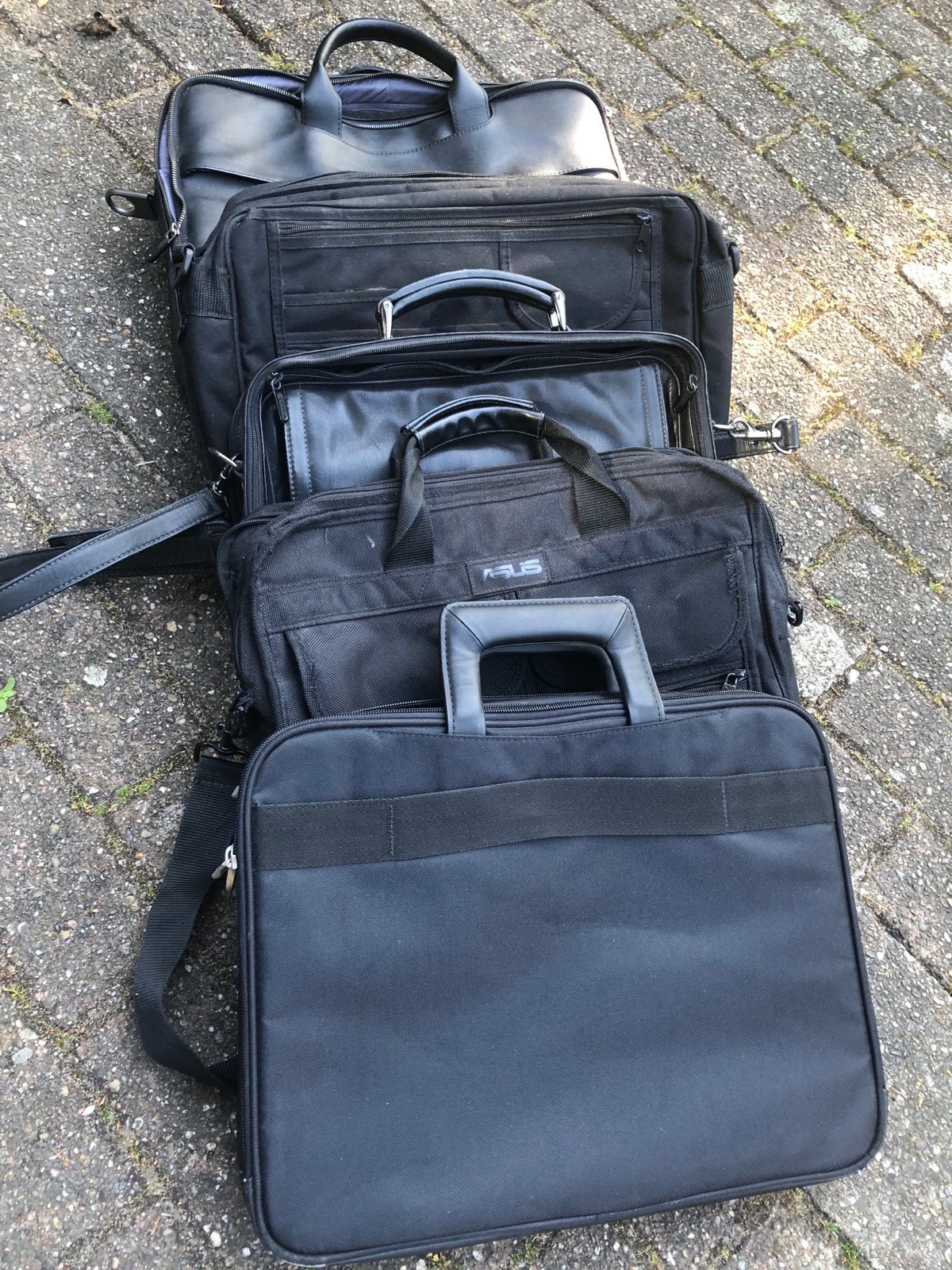 Diverse laptoptassen - Verschillende maten en merken, Ophalen, Gebruikt, Gevoerd laptopvak, 15 inch