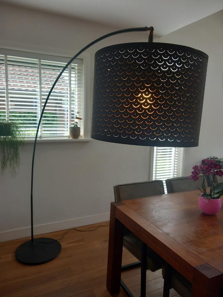 Moderne Zwarte Booglamp met Geperforeerde Kap, Ophalen, Modern, Industrieel, Zo goed als nieuw, Metaal