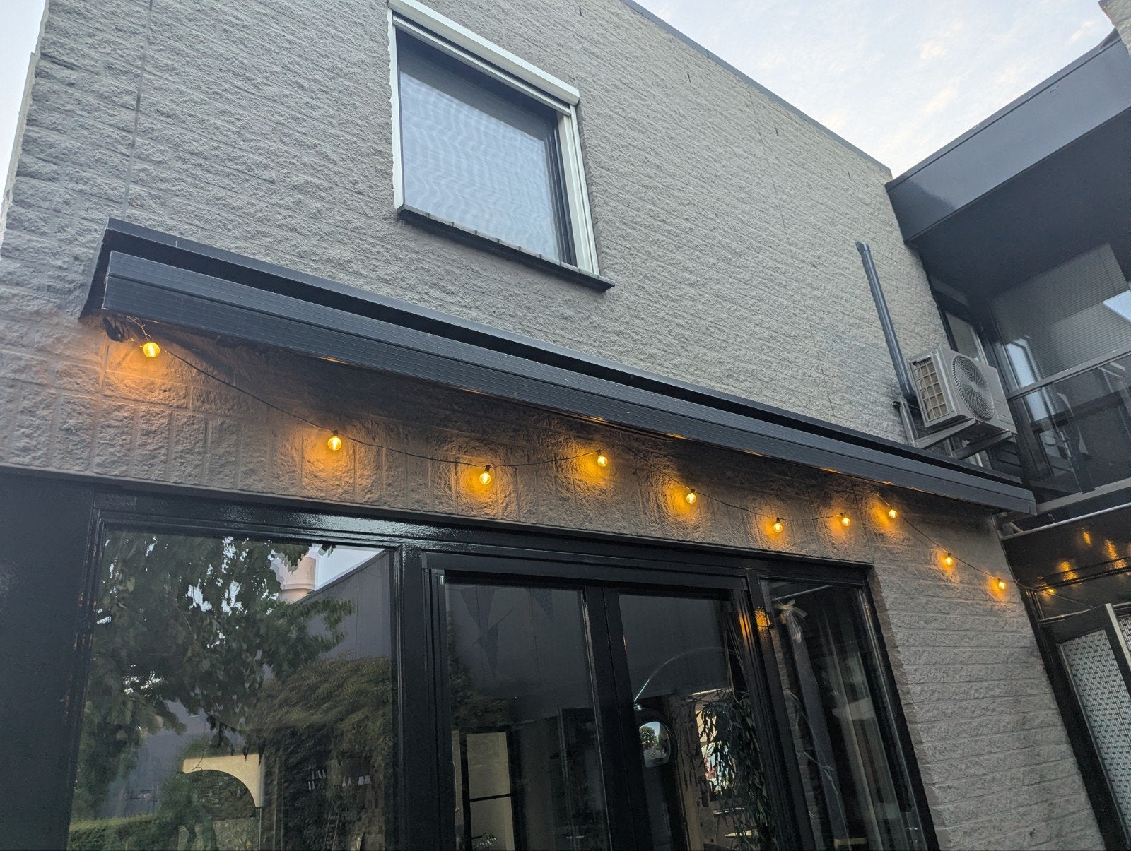 Elektrisch knikarm zonnescherm zwart met antraciet doek, Tuin en Terras, Zonneschermen, Ophalen