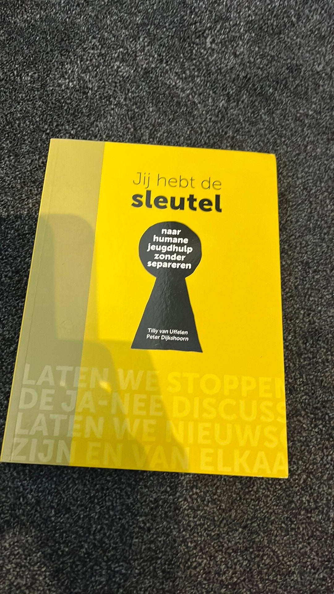 Jij hebt de sleutel - Naar humane jeugdhulp zonder separeren, Ophalen of Verzenden, Zo goed als nieuw, Peter Dijkshoorn; Tilly van Uffelen