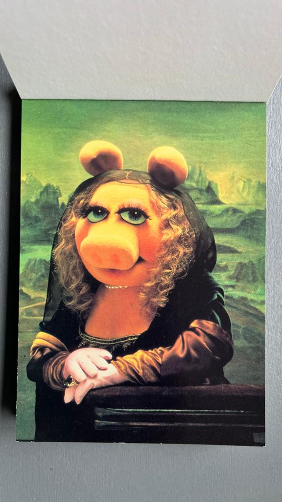 Muppets Miss Piggy Mona Lisa Ansichtkaart 1993 : Mons Moi, Ophalen of Verzenden, Zo goed als nieuw, Fotografen