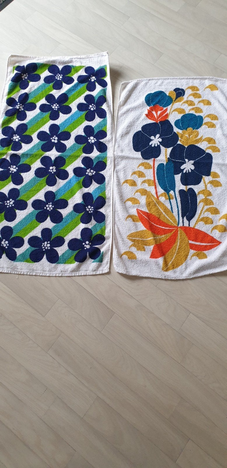 2 Nieuwe Vintage Handdoeken - Nooit gebruikt, Huis en Inrichting, Ophalen of Verzenden, Nieuw, Meerkleurig, Handdoek