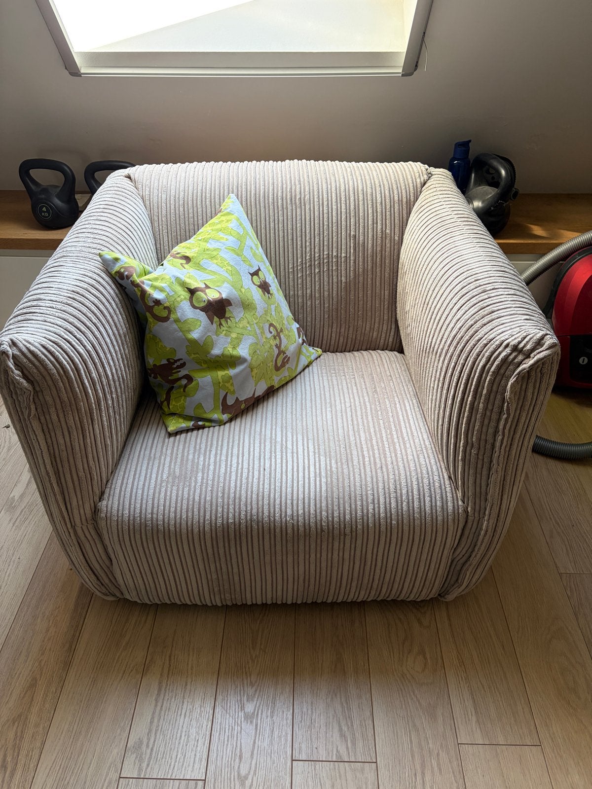 Comfortabele fauteuil van beige ribstof, Huis en Inrichting, Ophalen of Verzenden, Gebruikt, Stof, 75 tot 100 cm