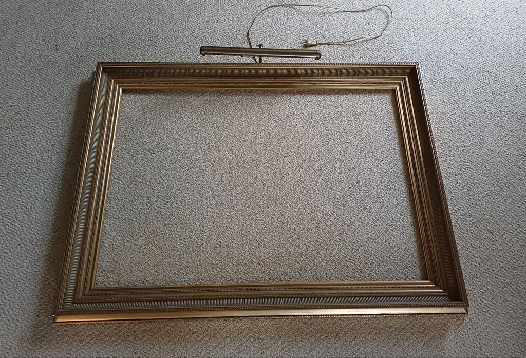 Gouden schilderijlijst met schilderijverlichting, Huis en Inrichting, Woonaccessoires | Lijsten, Ophalen, Gebruikt, 75 tot 100 cm