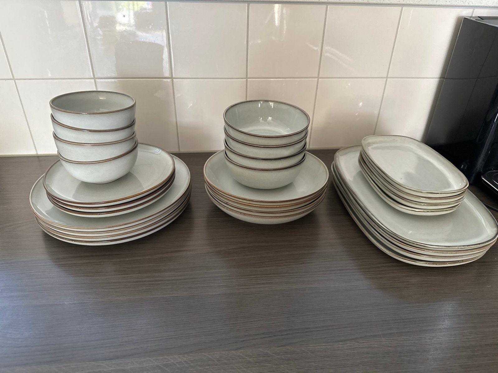 IKEA GLADELIG Servies 27-delig grijs/zandwit - Zgan!, Ophalen, Steen, IKEA, Zo goed als nieuw