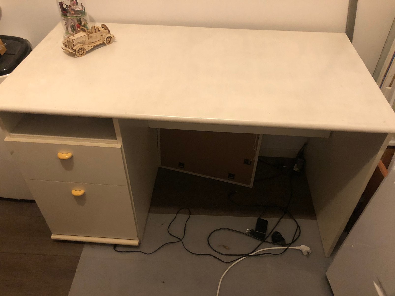Bureau wit 1 aanwezig, Huis en Inrichting, Ophalen, Zo goed als nieuw