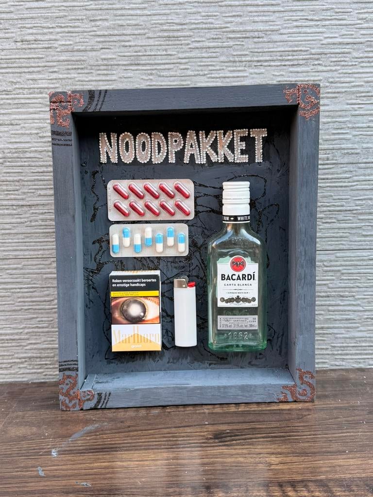 Noodpakket wand deco prank, Ophalen of Verzenden, Zo goed als nieuw