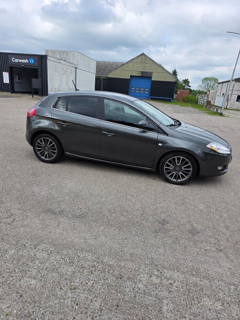 Fiat Bravo 1.4 16V 120 5DR  2010 Automaat met trekhaak, Automaat, Achterwielaandrijving, Parkeersensor, 4 cilinders