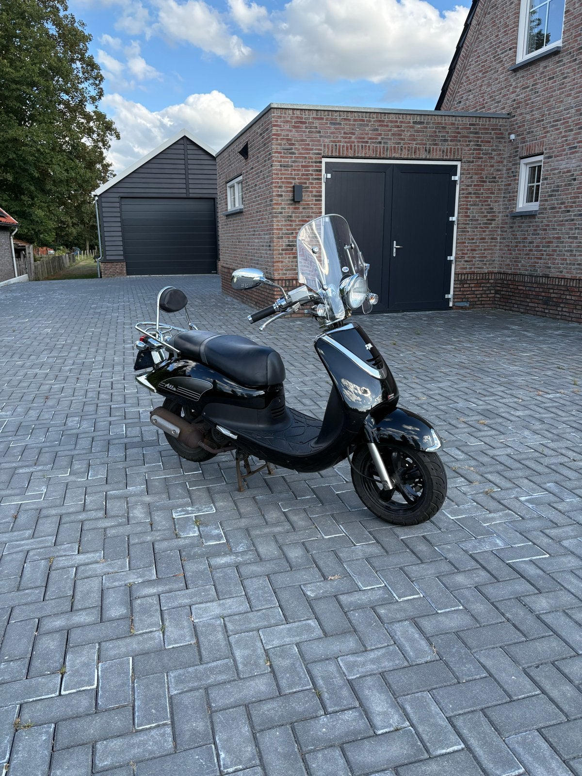Sym Allo bromscooter - Zwart - met helm en slot, Fietsen en Brommers, Scooters | SYM, Ophalen, Gebruikt, Maximaal 45 km/u, Allo