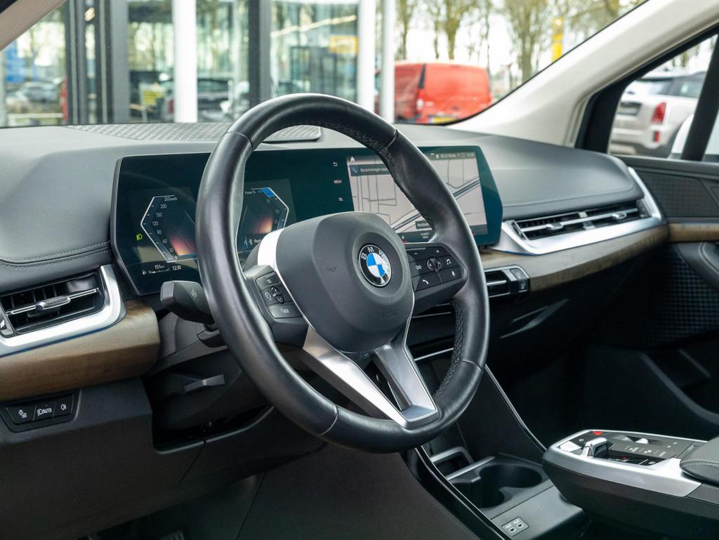 BMW 2-serie Active Tourer 218i Luxury|Leder|Camera|Keyless, 136 pk, Gebruikt, 1445 kg, Wit