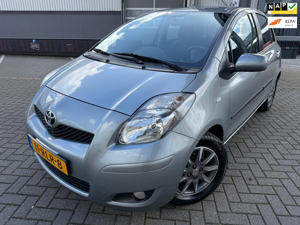 Toyota Yaris 1.3 VVTi Aspiration*VELGEN*TERKHAAK*NEW APK*AIR, Auto's, Voorwielaandrijving, 4 cilinders, Start-stop-systeem, Bedrijf