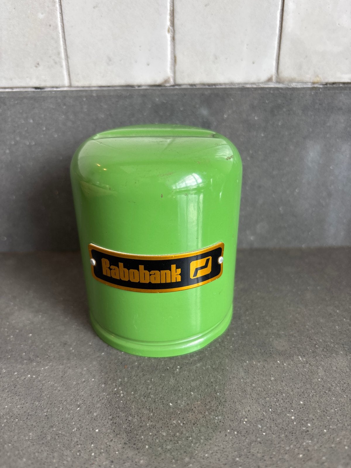 Vintage Rabobank spaarpot - Groen metaal, Verzamelen, Ophalen of Verzenden, Gebruikt, Metaal of Blik, Overige thema's