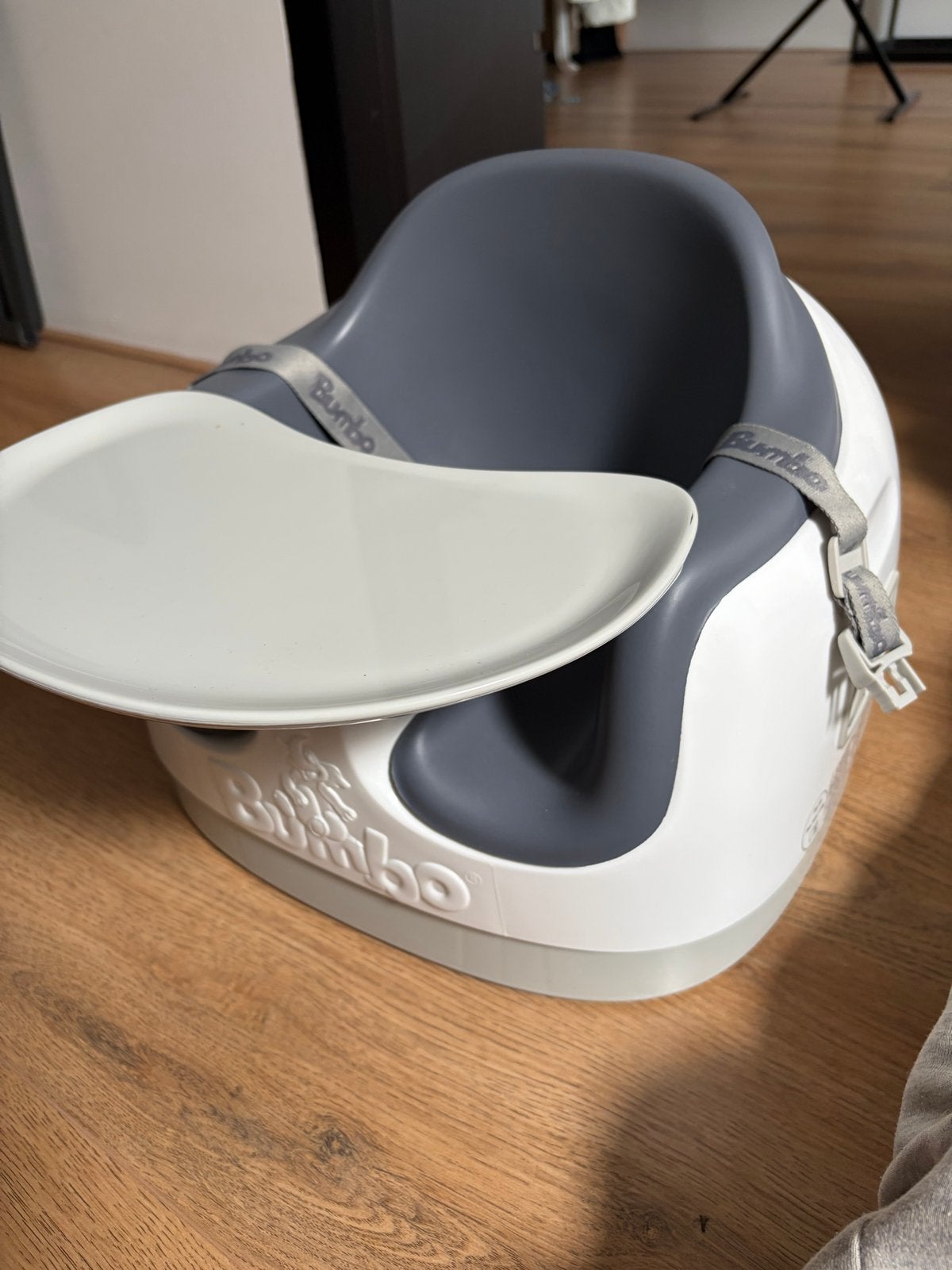 Bumbo Vloerstoeltje met Speelblad - Grijs/Wit, Ophalen of Verzenden, Zo goed als nieuw, Overige typen, Afneembaar eetblad