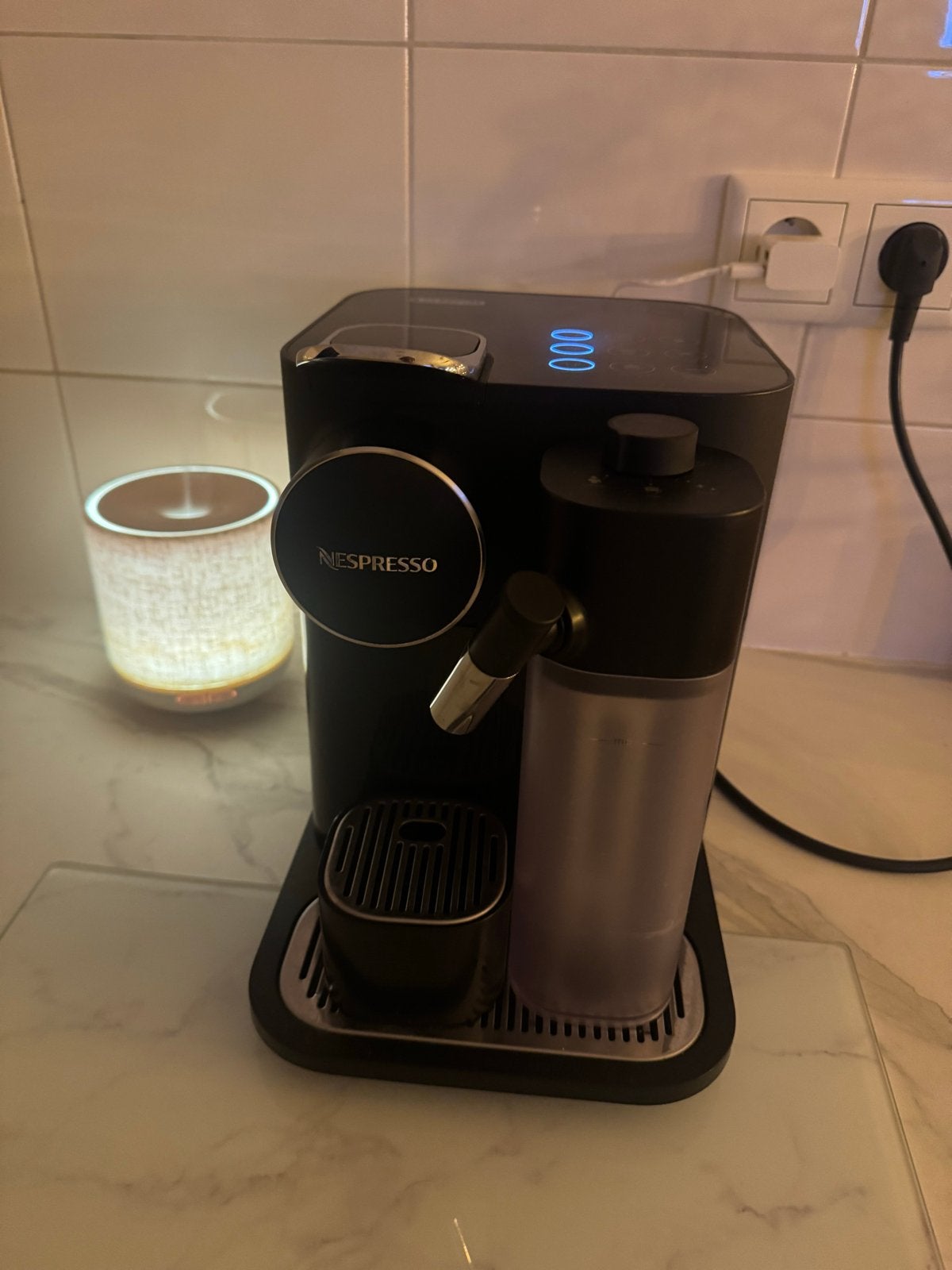 DE LONGHI Nespresso Gran Lattissima EN640.B - Zwart, Ophalen, Koffiemachine, Zo goed als nieuw, Koffiepads en cups