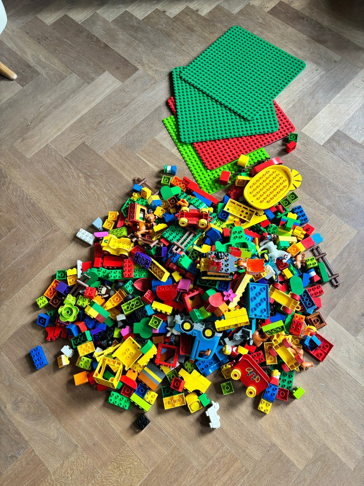Grote partij Duplo met grondplaten en diverse figuren, Inclusief minifiguren, Gebruikt, Ophalen of Verzenden, Duplo