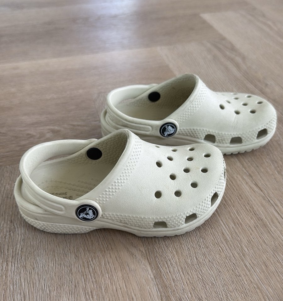 Iconic Crocs comfort Classic Clog - Beige kids maat c9 25/26, Kinderen en Baby's, Ophalen of Verzenden, Zo goed als nieuw, Jongetje of Meisje