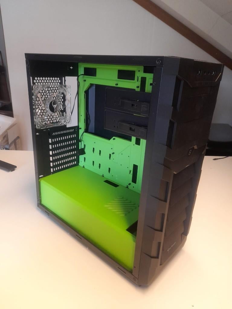 Sharkoon Skiller SGC1 PC behuizing ( rood en groen), Computers en Software, Computerbehuizingen, Ophalen of Verzenden, Zo goed als nieuw
