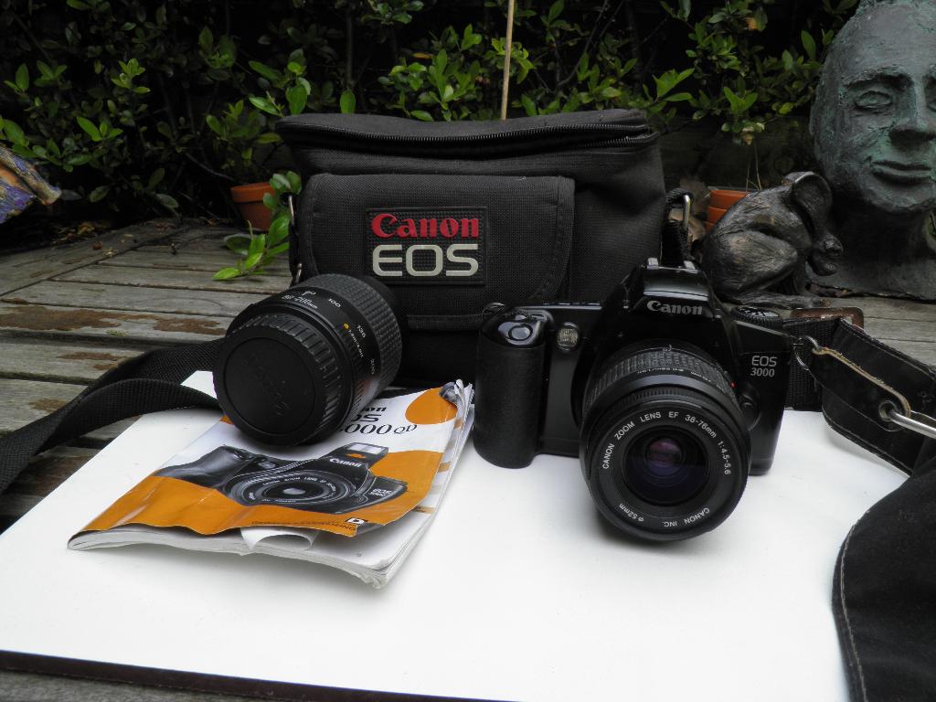 canoneos 3000 met twee canon lenzen, Audio, Tv en Foto, Fotocamera's Analoog, Ophalen of Verzenden, Zo goed als nieuw, Spiegelreflex