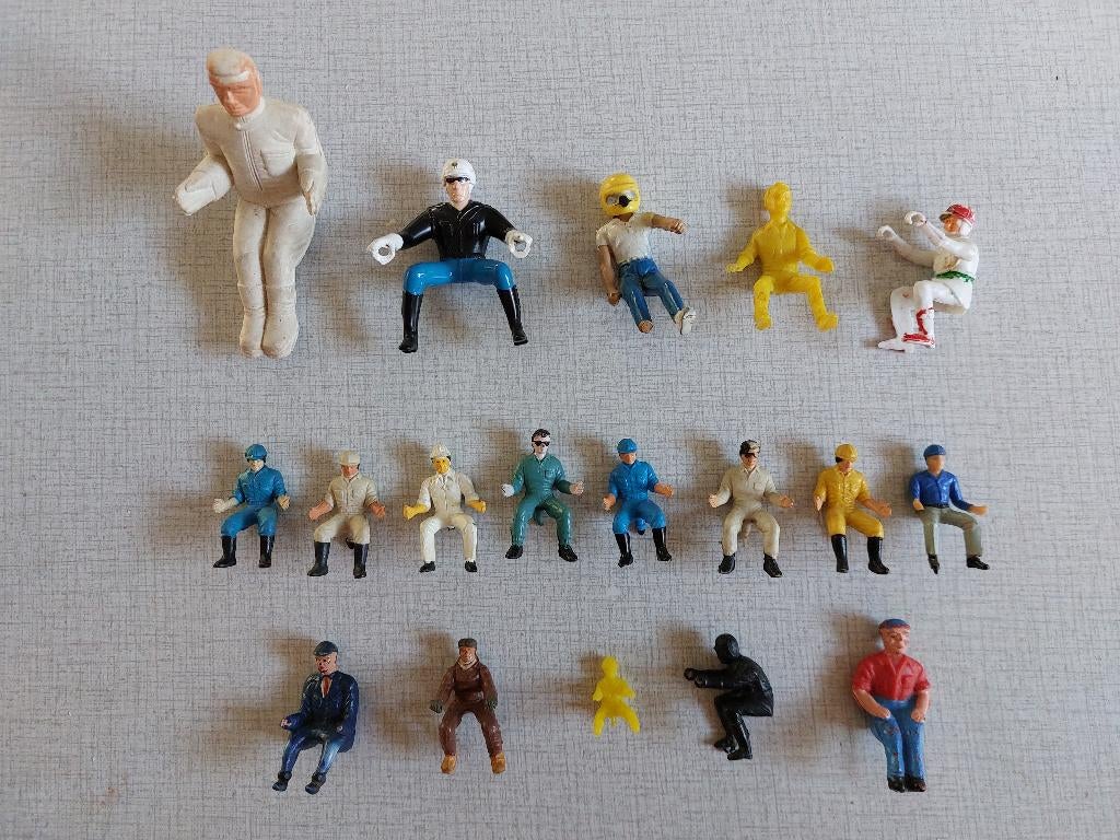 18 Diverse zittende POPPETJES Coureur; Bestuurder; Motor etc, Ophalen of Verzenden, Zo goed als nieuw