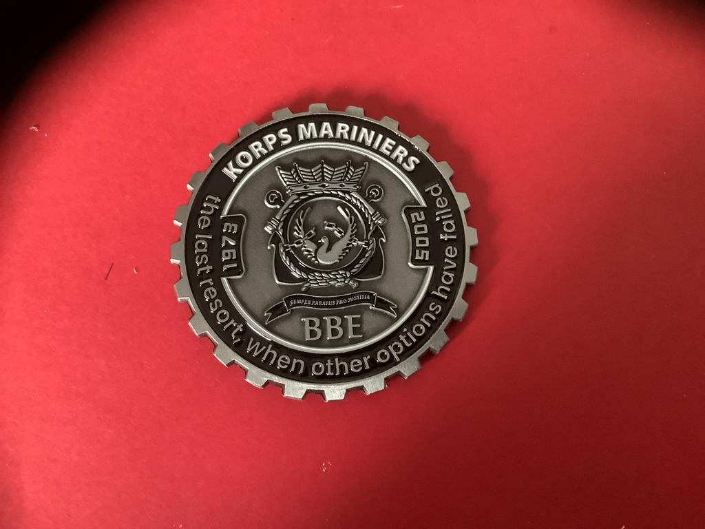 Coin van de Mariniers zie voor en achter, Verzamelen, Militaria | Algemeen, Ophalen of Verzenden, Marine, Nederland, Embleem of Badge
