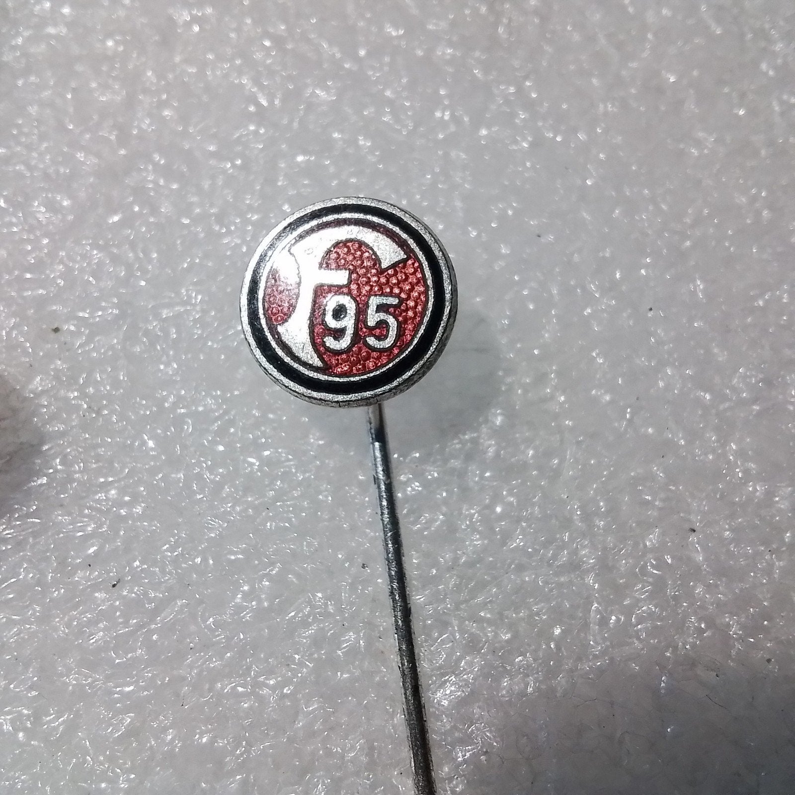F 95. Fortuna Düsseldorf, Duitse voetbalvereniging, Verzamelen, Speldjes, Pins en Buttons, Ophalen of Verzenden, Transport