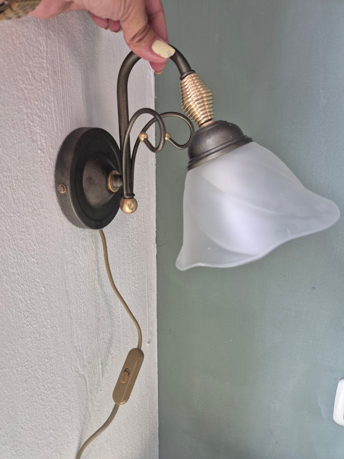 Hollywood Regency Muurlamp met Glazen Bloemenkap, Ophalen