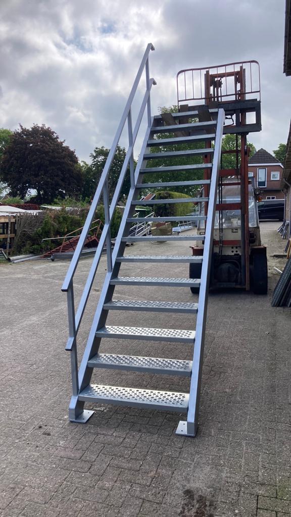 Stalen trap, Ophalen, Zo goed als nieuw, 2 tot 4 meter