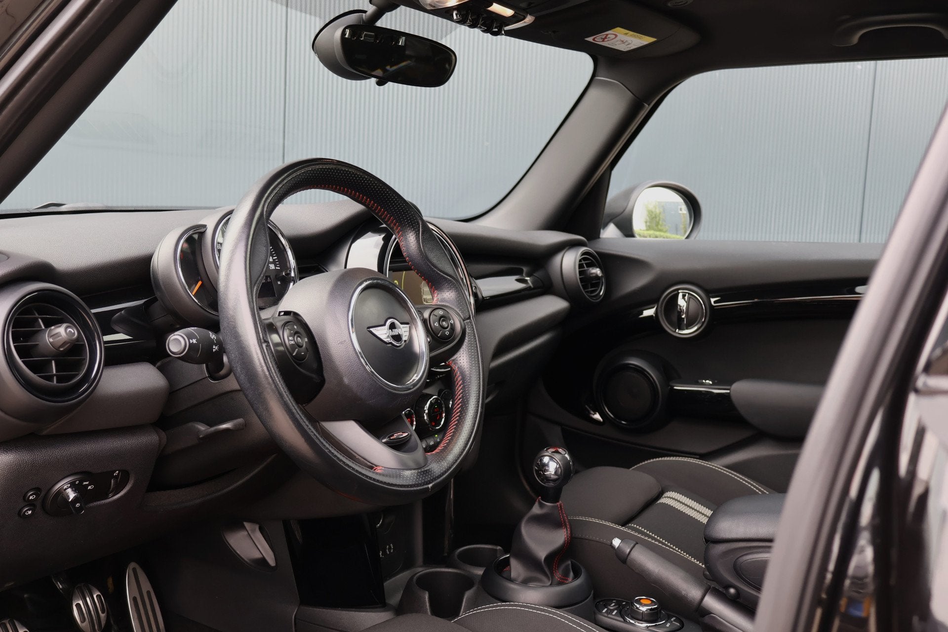 MINI 5-deurs 1.5 Cooper Serious Business | JCW | Pano | Stoe, Gebruikt, Met garantie (alle), Origineel Nederlands, Bedrijf