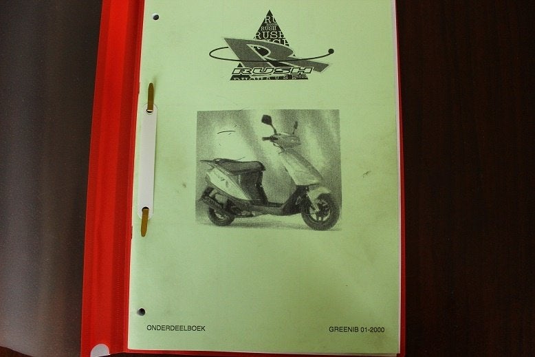 Hyosung Rush  + Classic2000 scooter onderdelen boek, Ophalen of Verzenden, Gebruikt