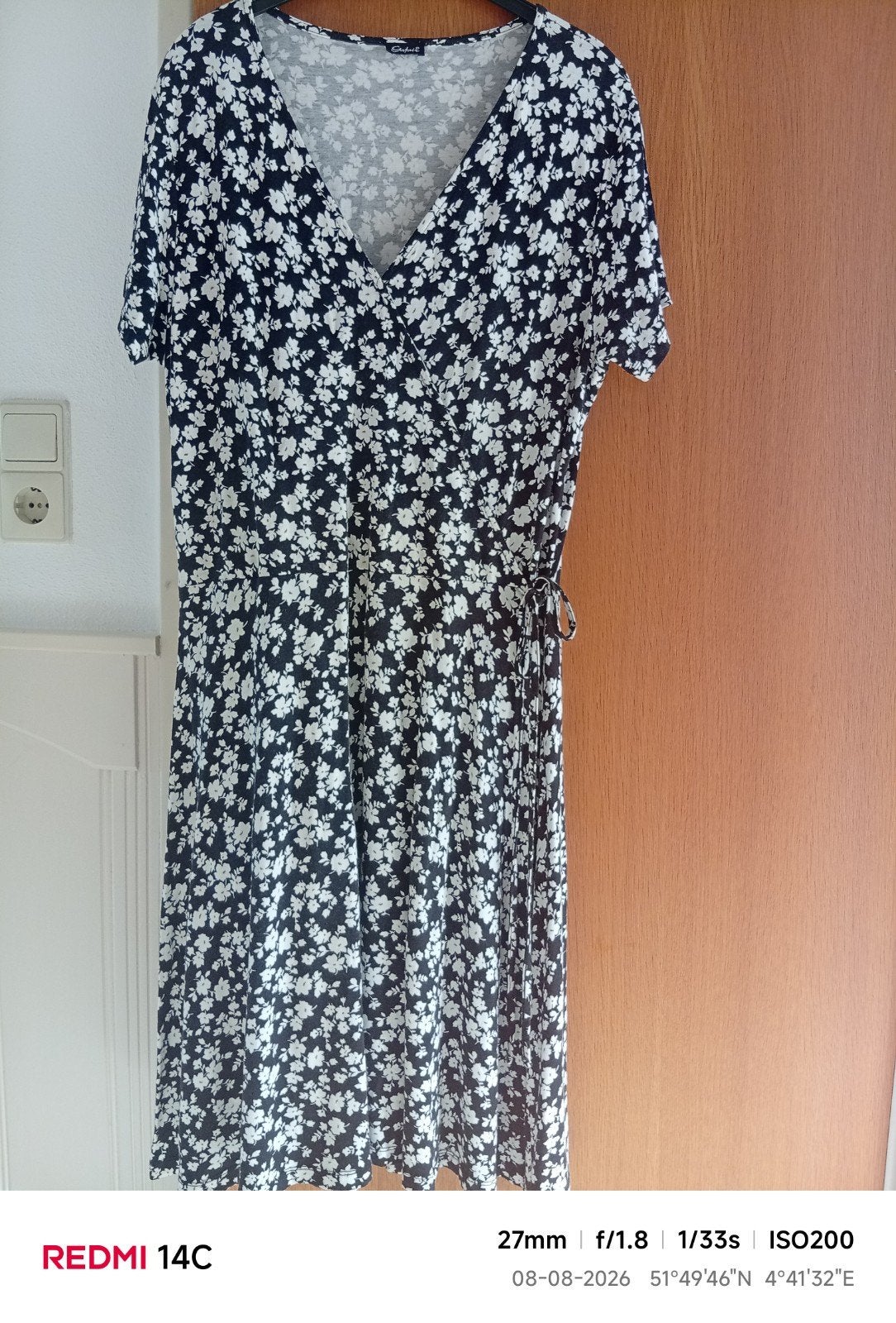Zwart-witte bloemenjurk met overslag en korte mouwen maat xl, Gafair, Zwart, Maat 46/48 (XL) of groter, Ophalen of Verzenden
