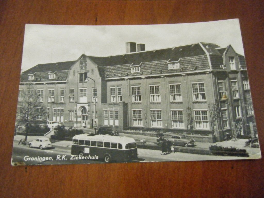 R32 - Groningen - Trolleybus ? bij ziekenhuis - Mooi/Oud, Ophalen of Verzenden, 1960 tot 1980, Groningen