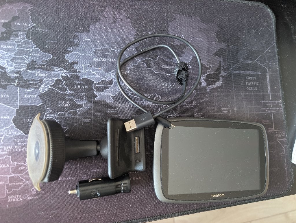 TomTom navigatiesysteem met houder en kabels, Auto diversen, Ophalen, Gebruikt