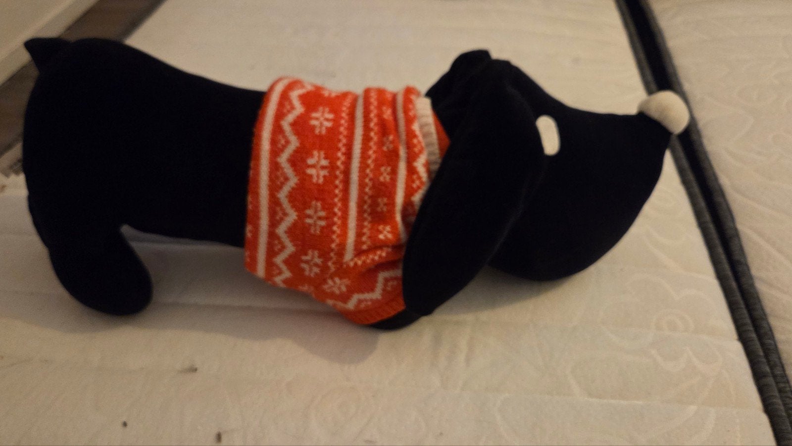 Zwarte Teckel Knuffel met Oranje Trui - Zo goed als nieuw, Overige merken, Overige karakters, Zwart, Zo goed als nieuw