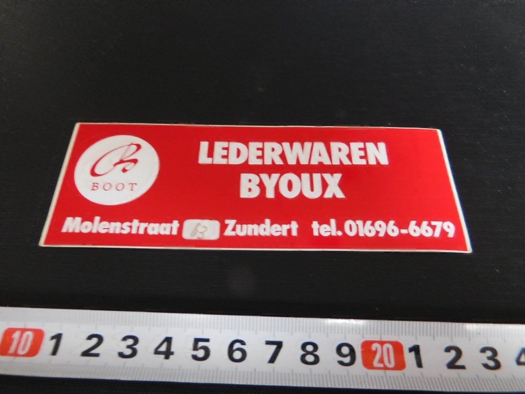 sticker zundert boot lederwaren byoux molenstraat 83 (was 74, Ophalen, Zo goed als nieuw