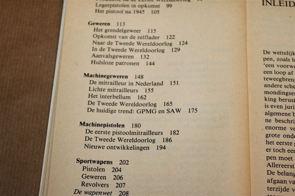 Prisma van de Handvuurwapens — Pistolen en Geweren 1990, Boeken, Ophalen of Verzenden, Tweede Wereldoorlog, Gelezen, Overige onderwerpen