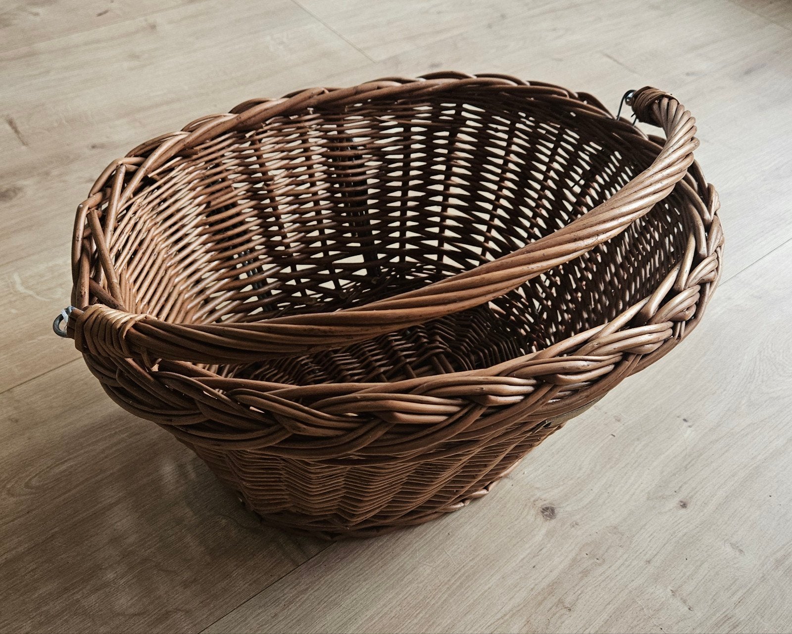 Rotan fietsmand met handvat en stuurhaken, Fietsen en Brommers, Gebruikt, Stuurbevestiging, Basil, Ophalen of Verzenden