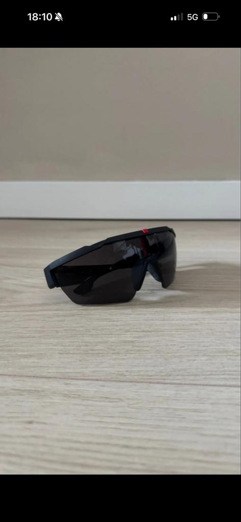 Prada zonnebril - Zo goed als nieuw, Zonnebril, Prada, Zwart, Ophalen of Verzenden