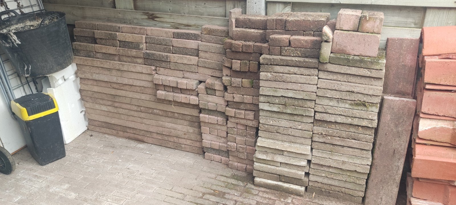 Gratis betonstraatstenen, opsluitbanden en tegels ophalen, Ophalen, Gebruikt, Klinkers, 5 tot 10 m²
