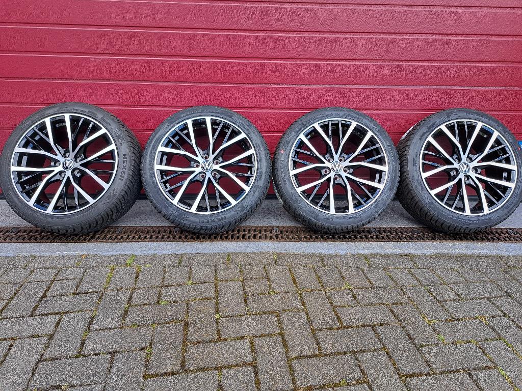 Polo GTI/R  215/45R17 Santiago Black/polish velgen set 5/100, Ophalen, Sentury, Vredestein, 215 mm